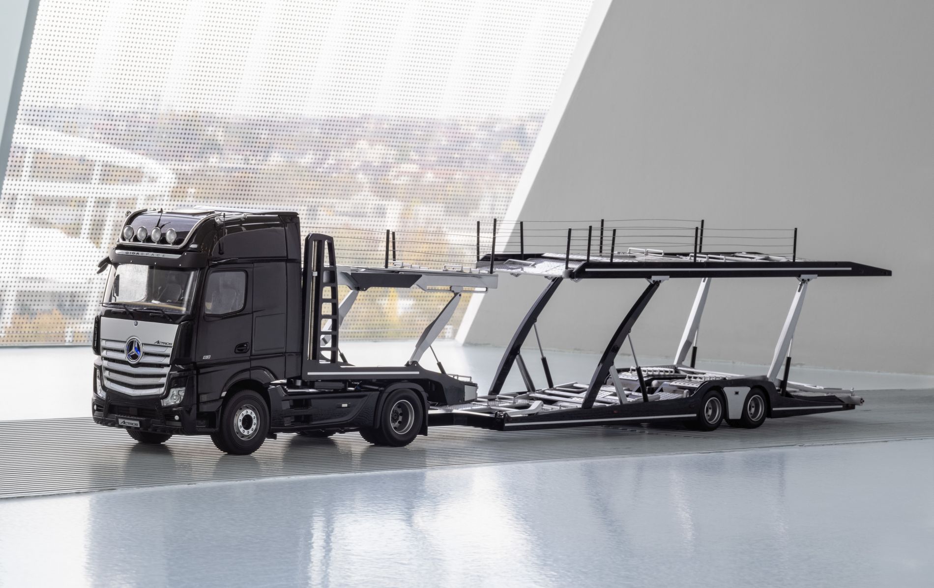 Mercedes-Benz Modellautos: Der neue Actros mit Auflieger. Gigant im Kleinformat: Der erste Autotransporter mit Actros im Maßstab 1:18

Mercedes-Benz model cars: new Actros tractor with semitrailerMercedes-Benz model cars: new Actros tractor with semitrail