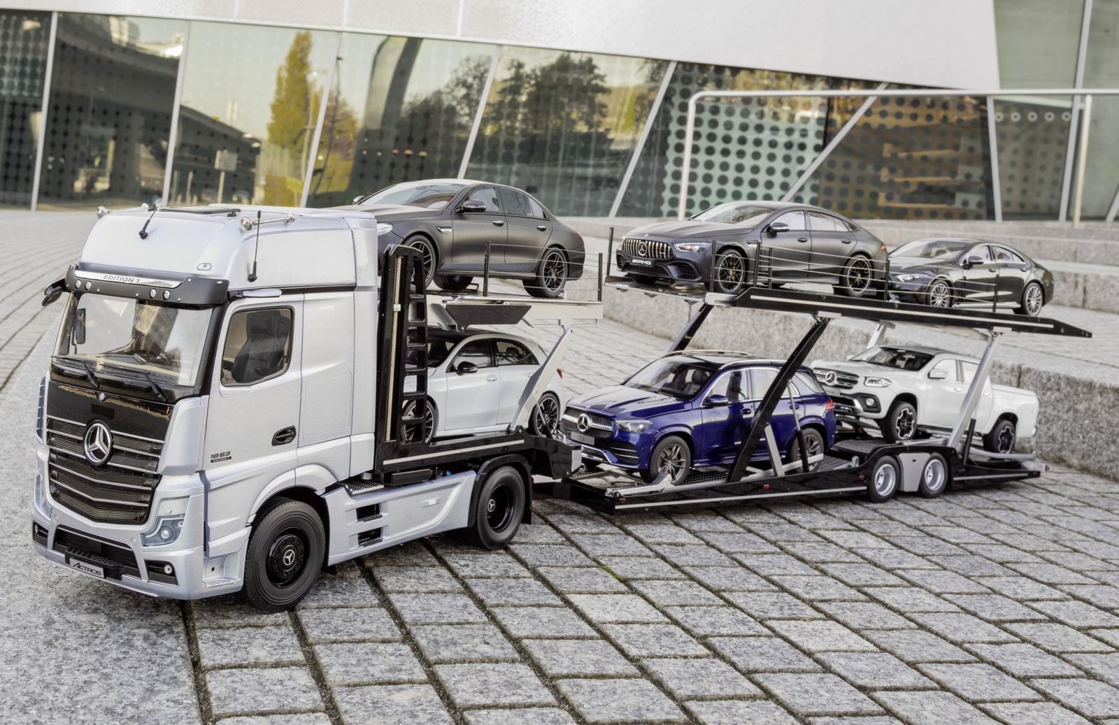Mercedes-Benz Modellautos: Der neue Actros mit Auflieger. Gigant im Kleinformat: Der erste Autotransporter mit Actros im Maßstab 1:18

Mercedes-Benz model cars: new Actros tractor with semitrailerMercedes-Benz model cars: new Actros tractor with semitrail