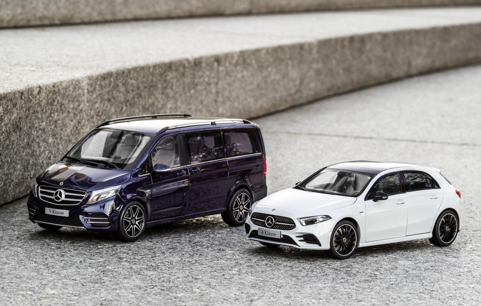 Mercedes-Benz Modellautos: Der neue Actros mit Auflieger. Gigant im Kleinformat: Der erste Autotransporter mit Actros im Maßstab 1:18

Mercedes-Benz model cars: new Actros tractor with semitrailerMercedes-Benz model cars: new Actros tractor with semitrail