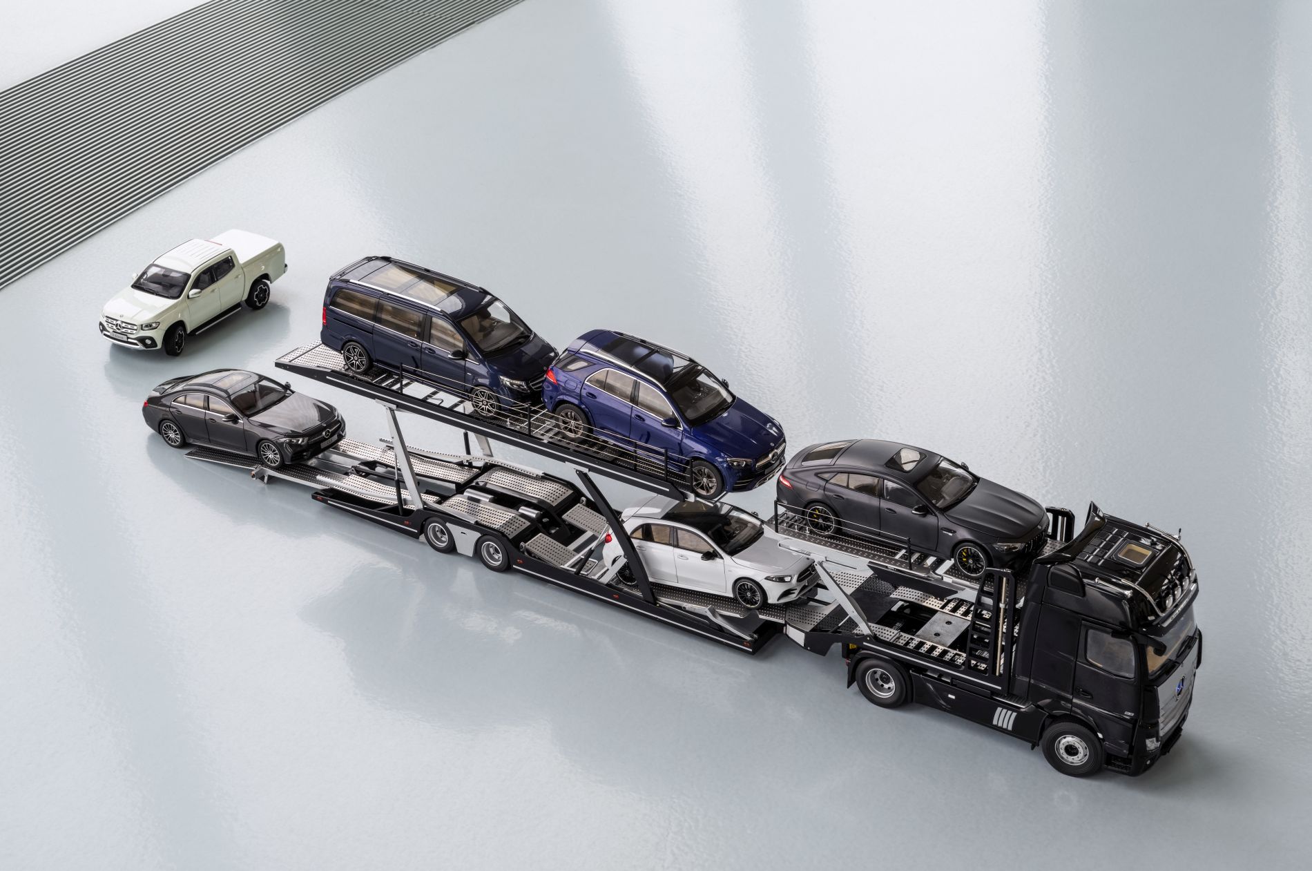 Mercedes-Benz Modellautos: Der neue Actros mit Auflieger. Gigant im Kleinformat: Der erste Autotransporter mit Actros im Maßstab 1:18

Mercedes-Benz model cars: new Actros tractor with semitrailerMercedes-Benz model cars: new Actros tractor with semitrail