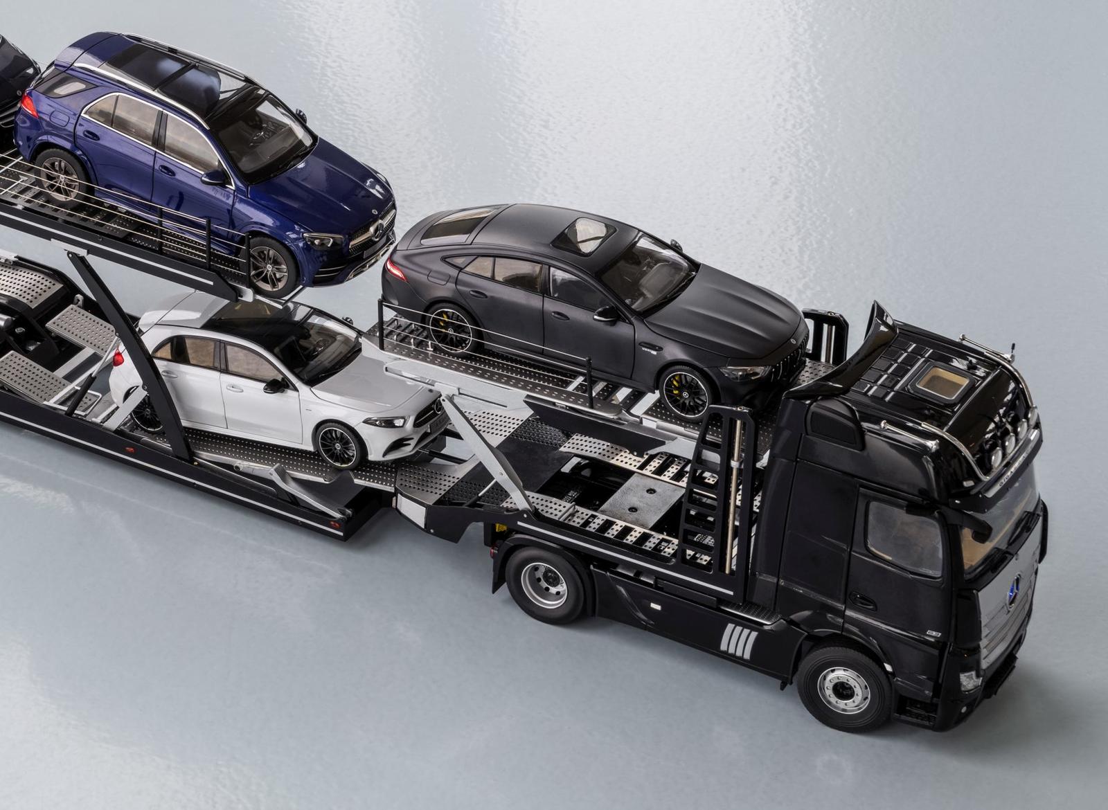 Mercedes-Benz Modellautos: Der neue Actros mit Auflieger. Gigant im Kleinformat: Der erste Autotransporter mit Actros im Maßstab 1:18

Mercedes-Benz model cars: new Actros tractor with semitrailerMercedes-Benz model cars: new Actros tractor with semitrail