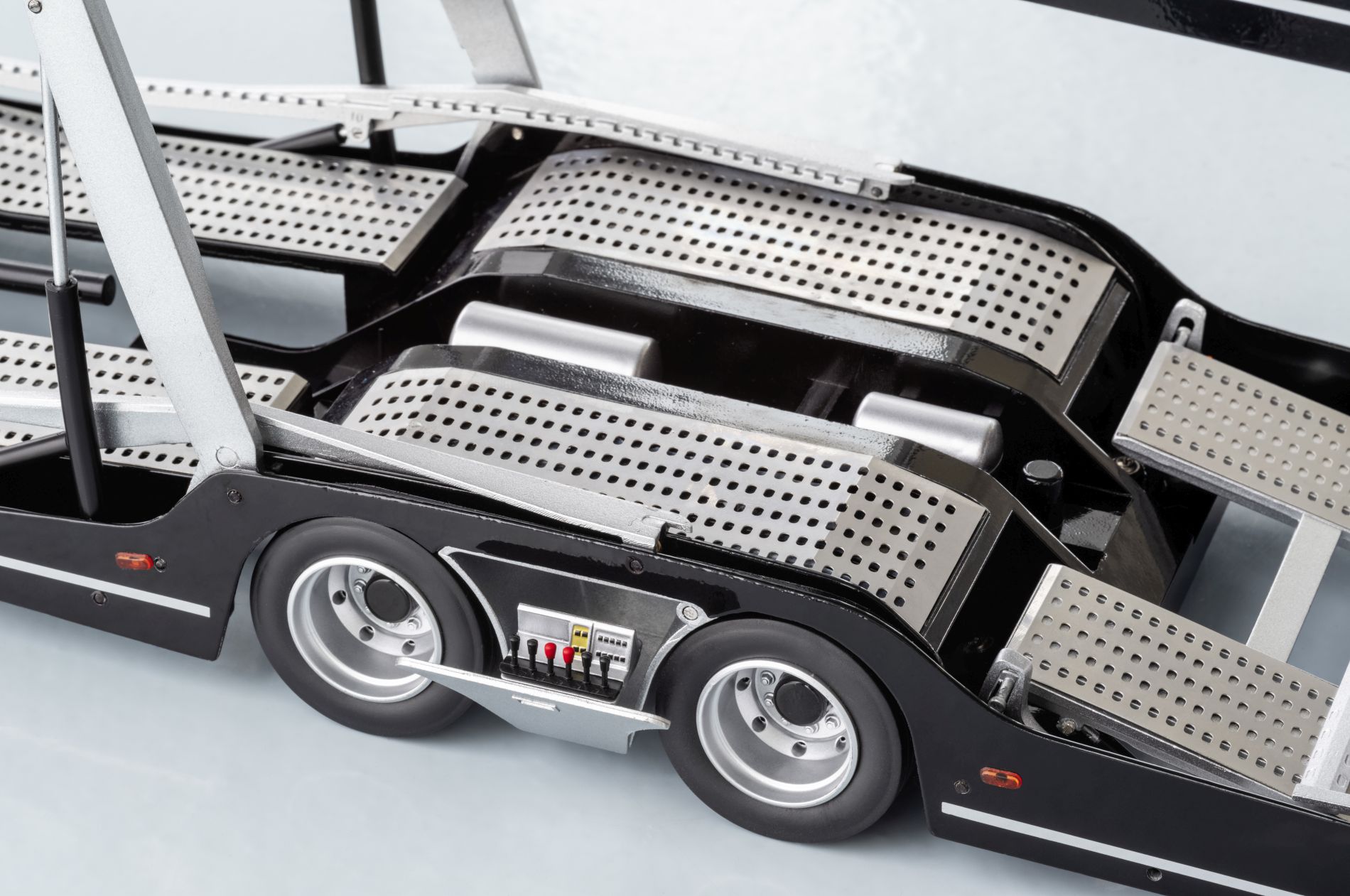 Mercedes-Benz Modellautos: Der neue Actros mit Auflieger. Gigant im Kleinformat: Der erste Autotransporter mit Actros im Maßstab 1:18

Mercedes-Benz model cars: new Actros tractor with semitrailerMercedes-Benz model cars: new Actros tractor with semitrail