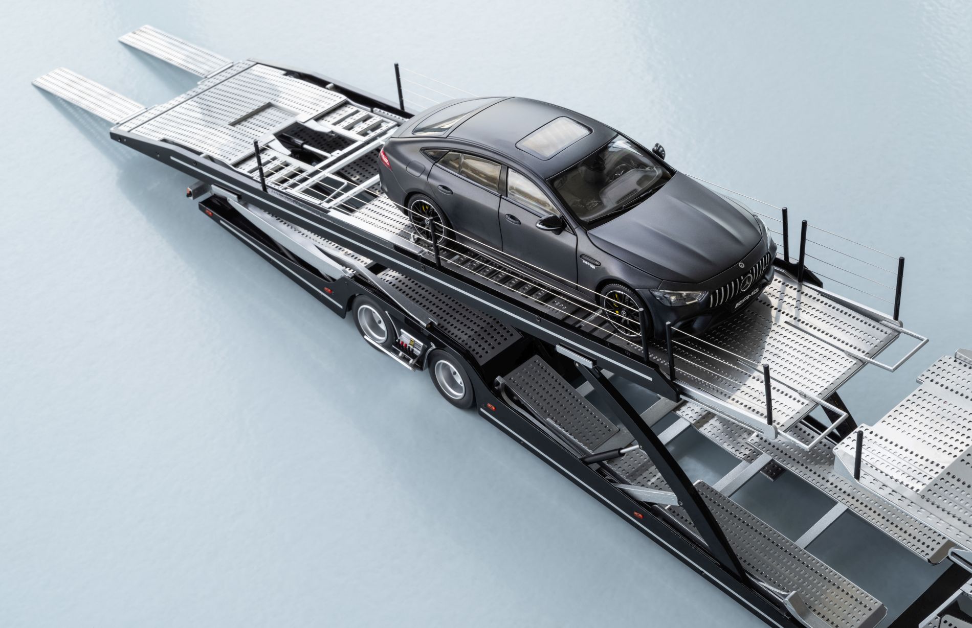 Mercedes-Benz Modellautos: Der neue Actros mit Auflieger. Gigant im Kleinformat: Der erste Autotransporter mit Actros im Maßstab 1:18

Mercedes-Benz model cars: new Actros tractor with semitrailerMercedes-Benz model cars: new Actros tractor with semitrail