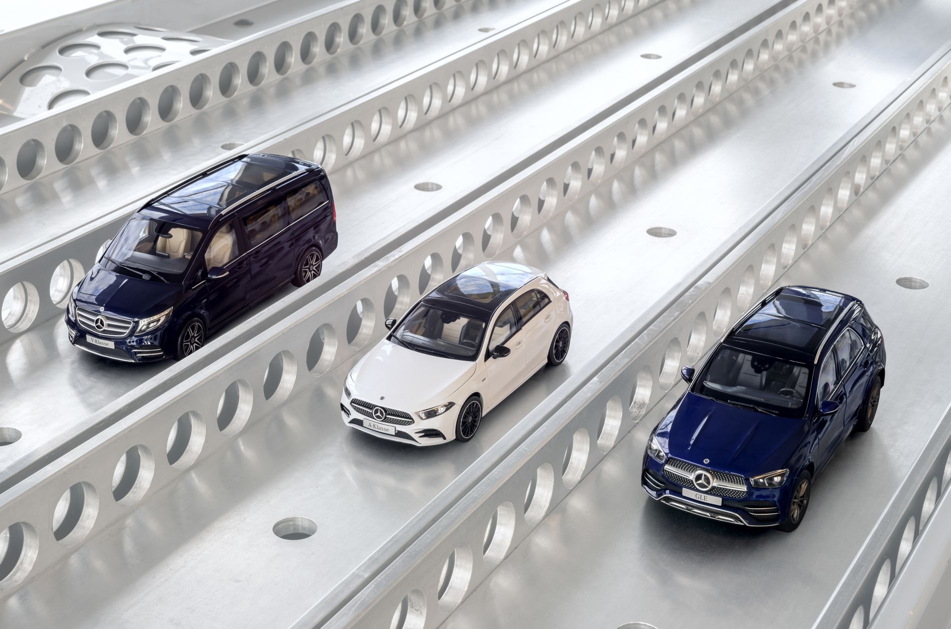 Mercedes-Benz Modellautos: Der neue Actros mit Auflieger. Gigant im Kleinformat: Der erste Autotransporter mit Actros im Maßstab 1:18

Mercedes-Benz model cars: new Actros tractor with semitrailerMercedes-Benz model cars: new Actros tractor with semitrail