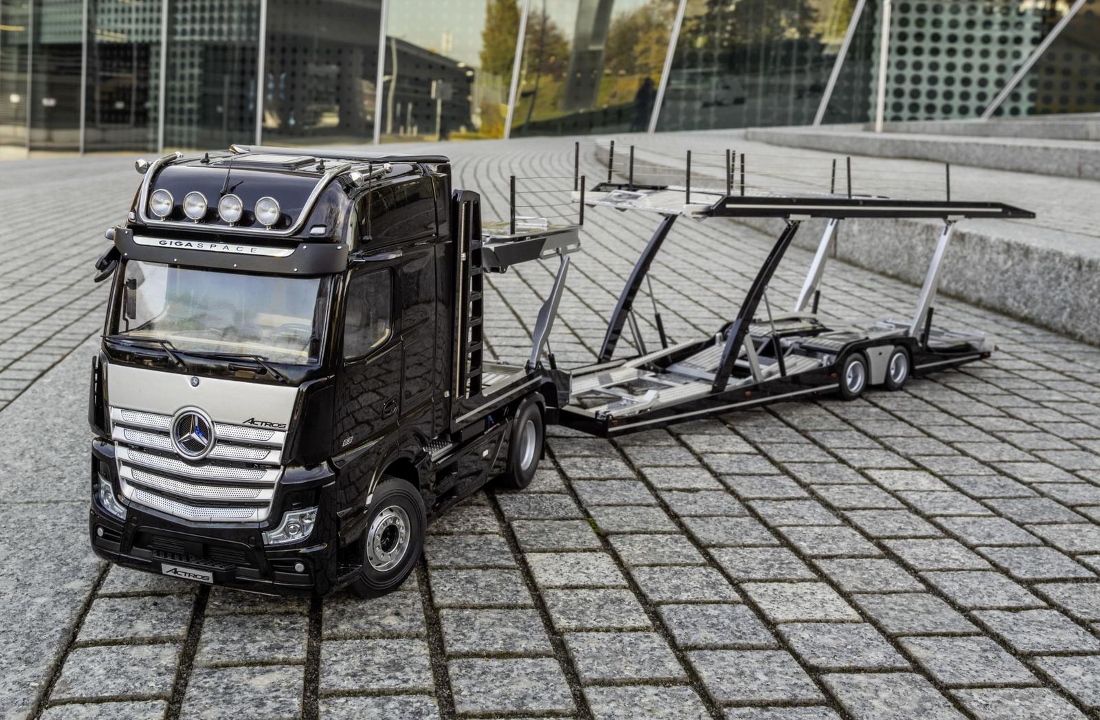 Mercedes-Benz Modellautos: Der neue Actros mit Auflieger. Gigant im Kleinformat: Der erste Autotransporter mit Actros im Maßstab 1:18

Mercedes-Benz model cars: new Actros tractor with semitrailerMercedes-Benz model cars: new Actros tractor with semitrail