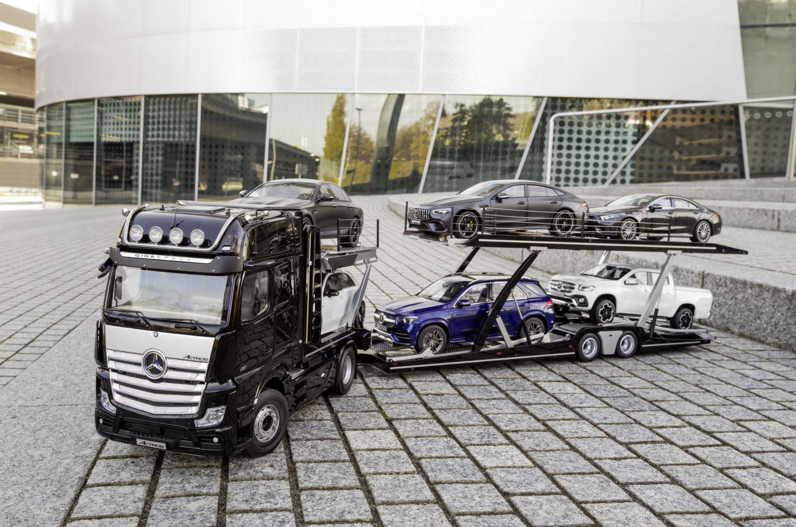 Mercedes-Benz Modellautos: Der neue Actros mit Auflieger. Gigant im Kleinformat: Der erste Autotransporter mit Actros im Maßstab 1:18

Mercedes-Benz model cars: new Actros tractor with semitrailerMercedes-Benz model cars: new Actros tractor with semitrail