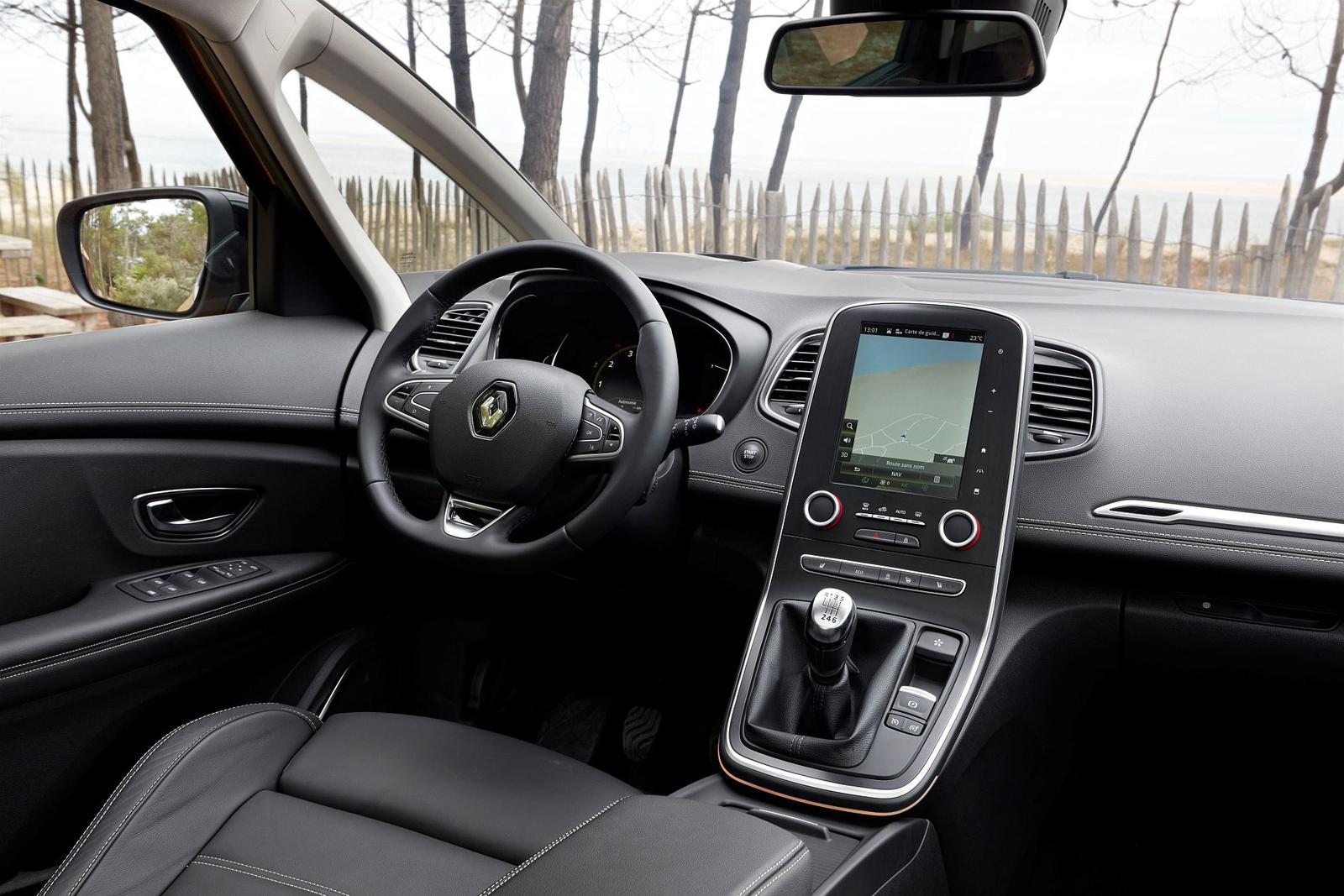 81415_2016_-_Drive_tests_New_Renault_SCENIC_in_the_Bordeaux_region