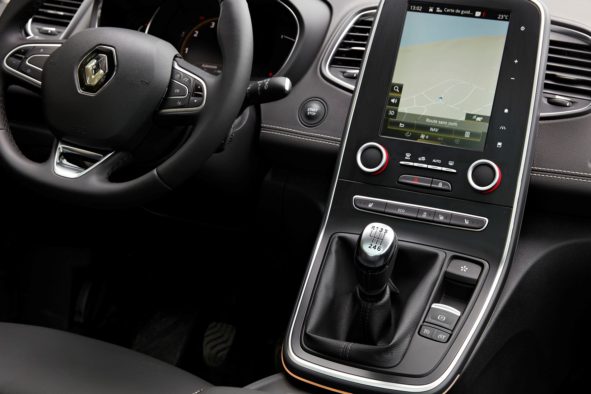 81417_2016_-_Drive_tests_New_Renault_SCENIC_in_the_Bordeaux_region