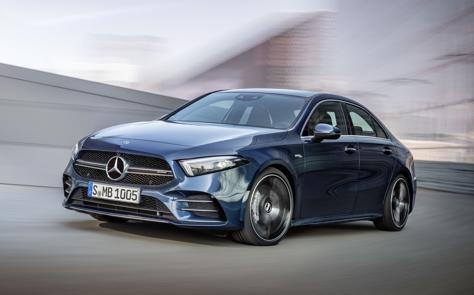 Die neue Mercedes-AMG A 35 4MATIC Limousine: AMG gibt Gas und erweitert die KompaktwagenfamilieThe new Mercedes-AMG A 35 4MATIC Saloon: AMG speeds things up by expanding the compact car family