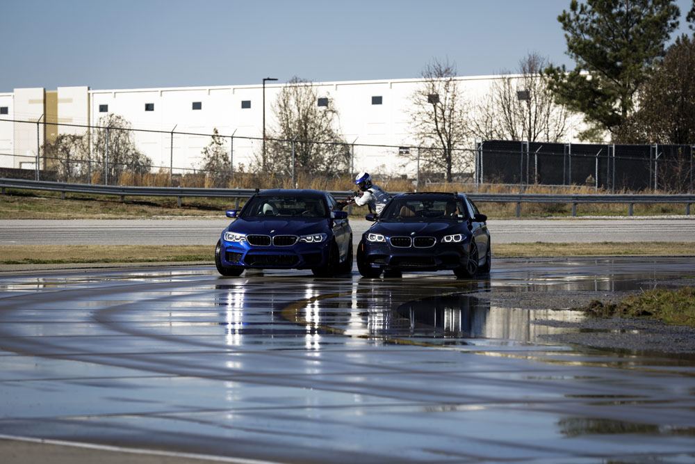 P90290126_highRes_bmw-m5-drift-refueli