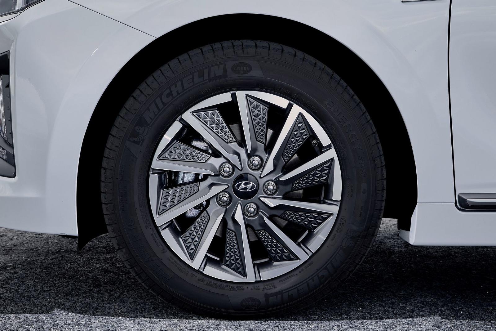 New Hyundai IONIQ Electric (21)