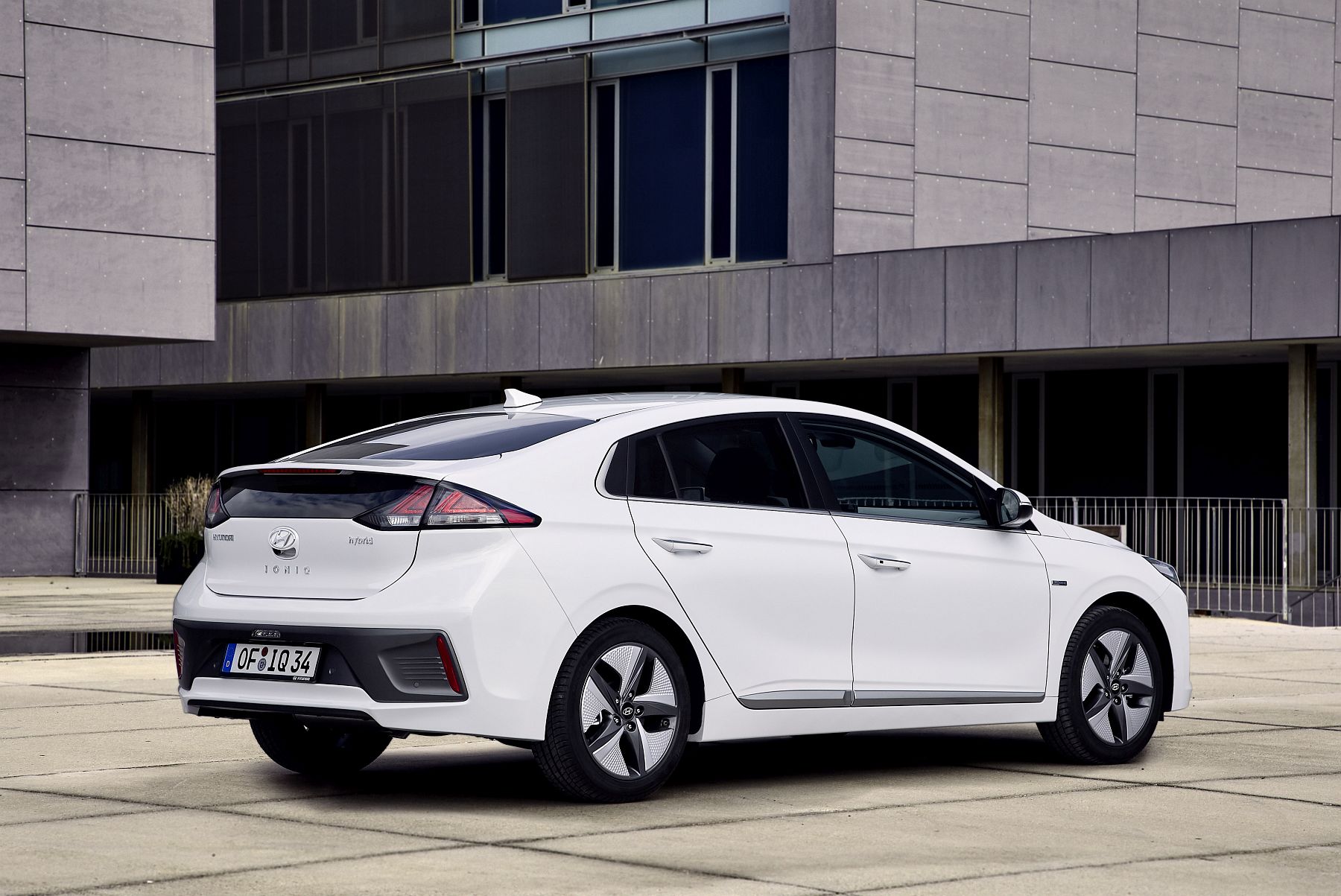 New Hyundai IONIQ Hybrid (2)