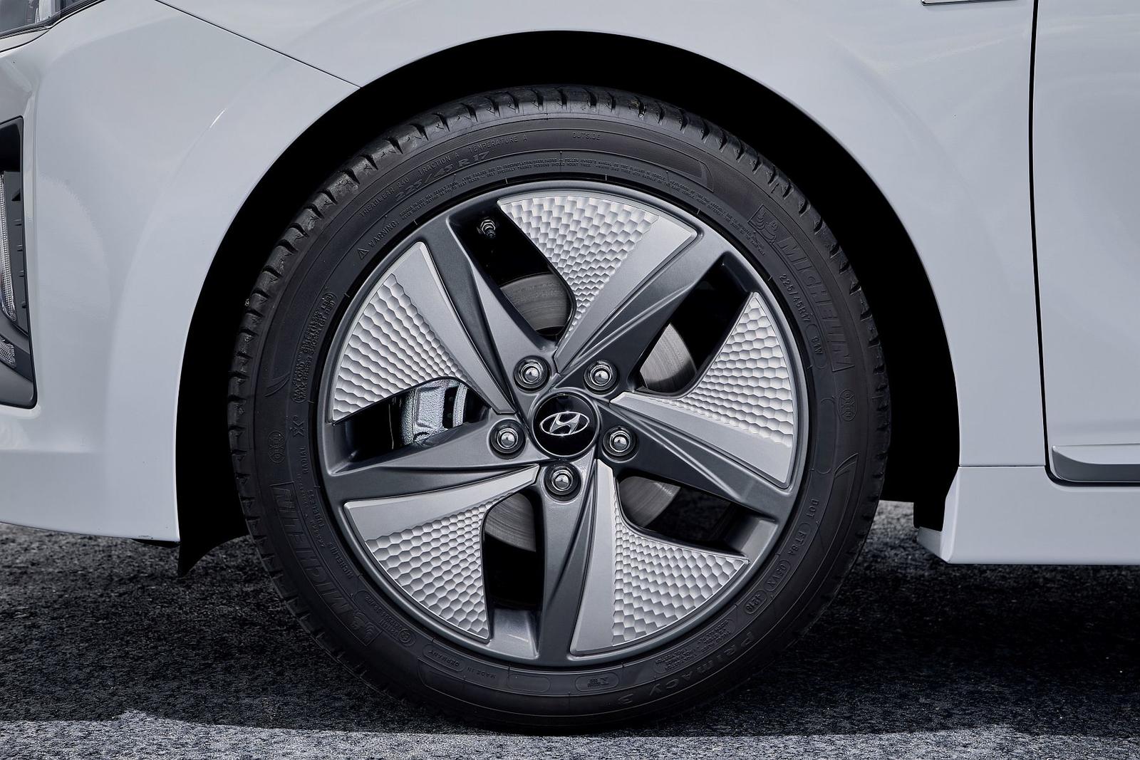 New Hyundai IONIQ Hybrid (20)