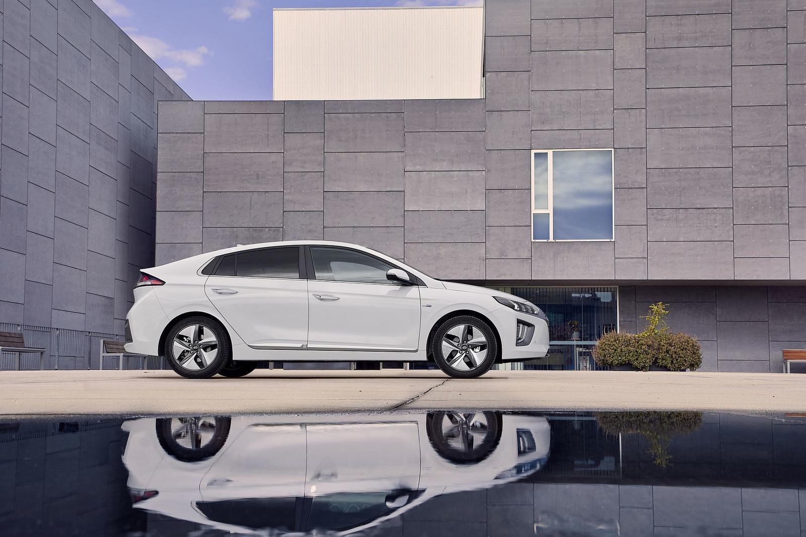 New Hyundai IONIQ Hybrid (3)