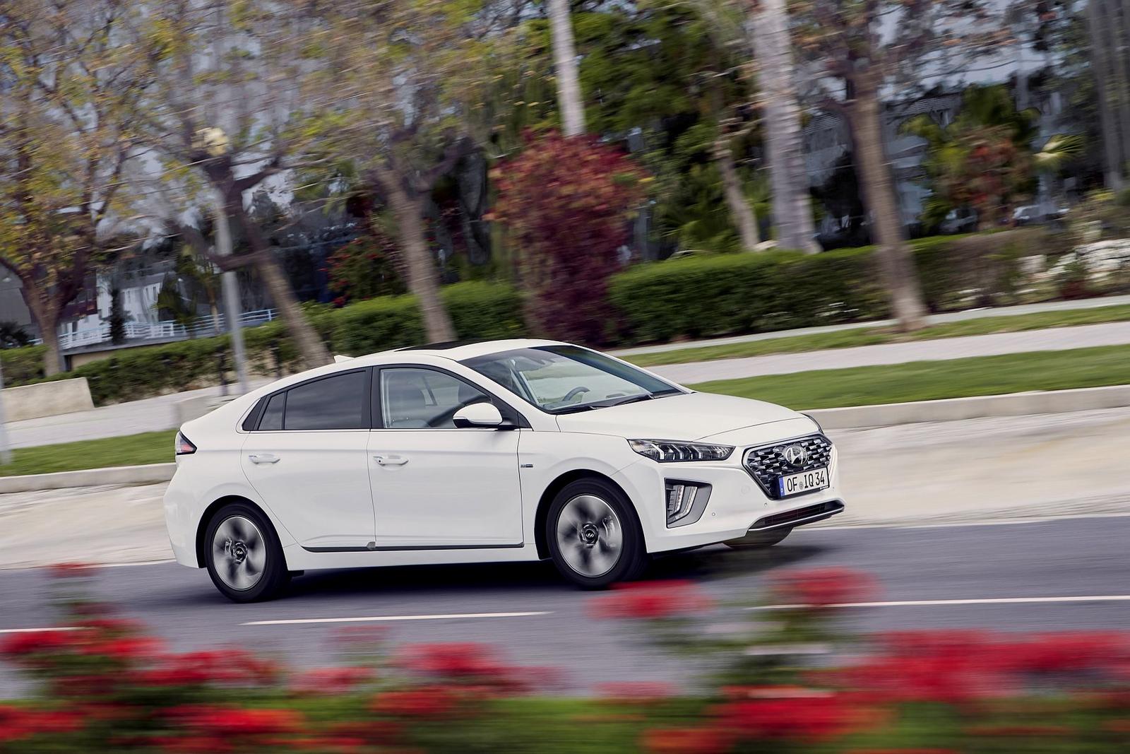 New Hyundai IONIQ Hybrid (9)