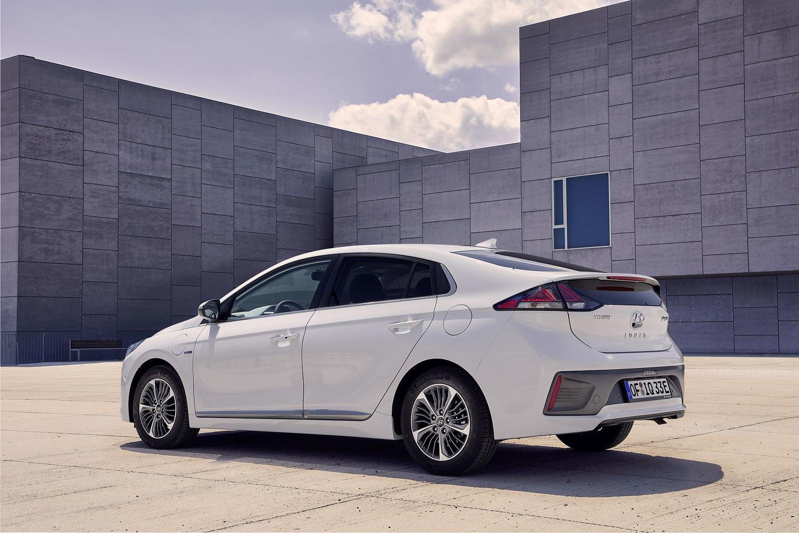 New Hyundai IONIQ Plug-in (2)