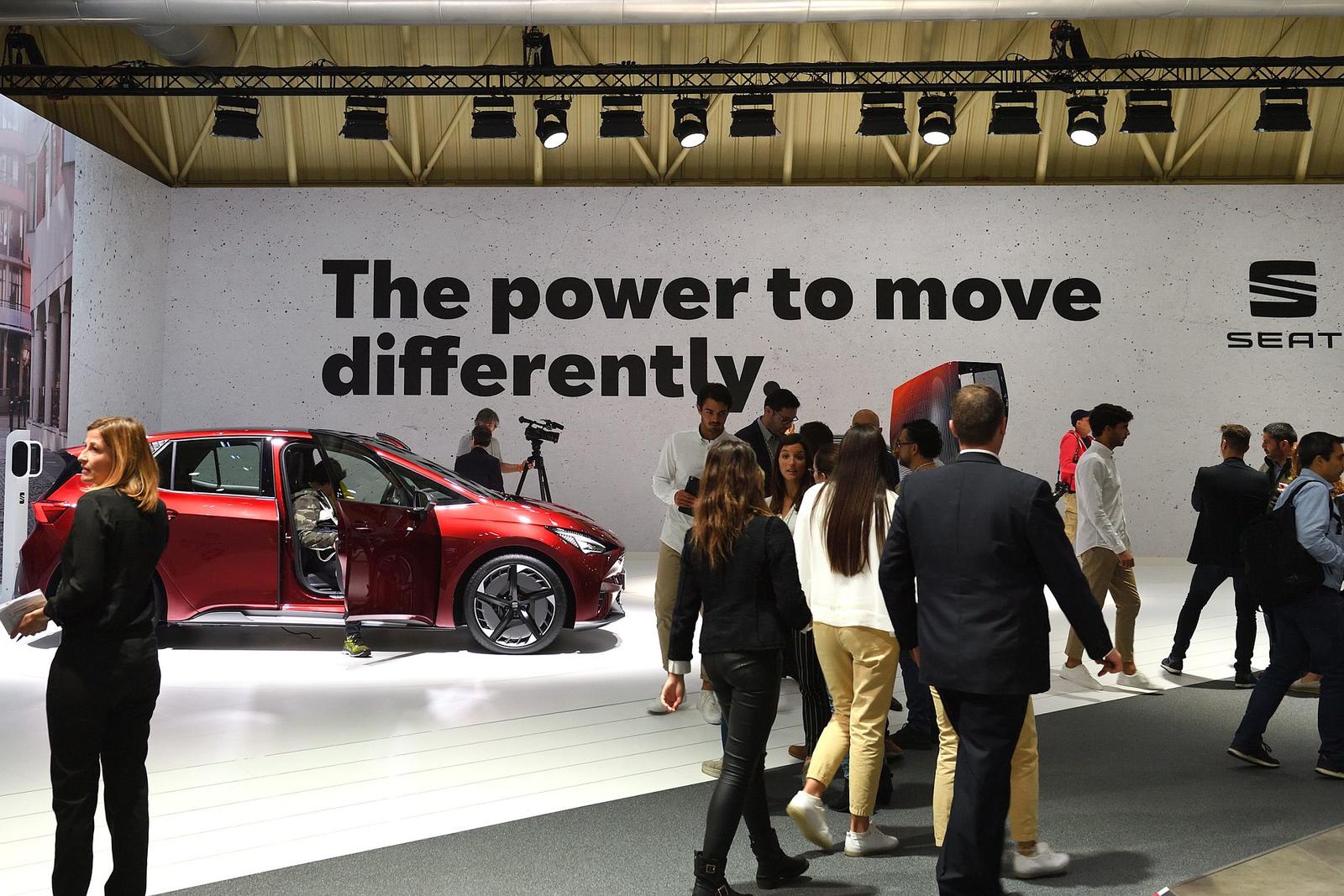 SEAT-rolls-out-its-electric-offensive-in-Barcelona_01_HQ
