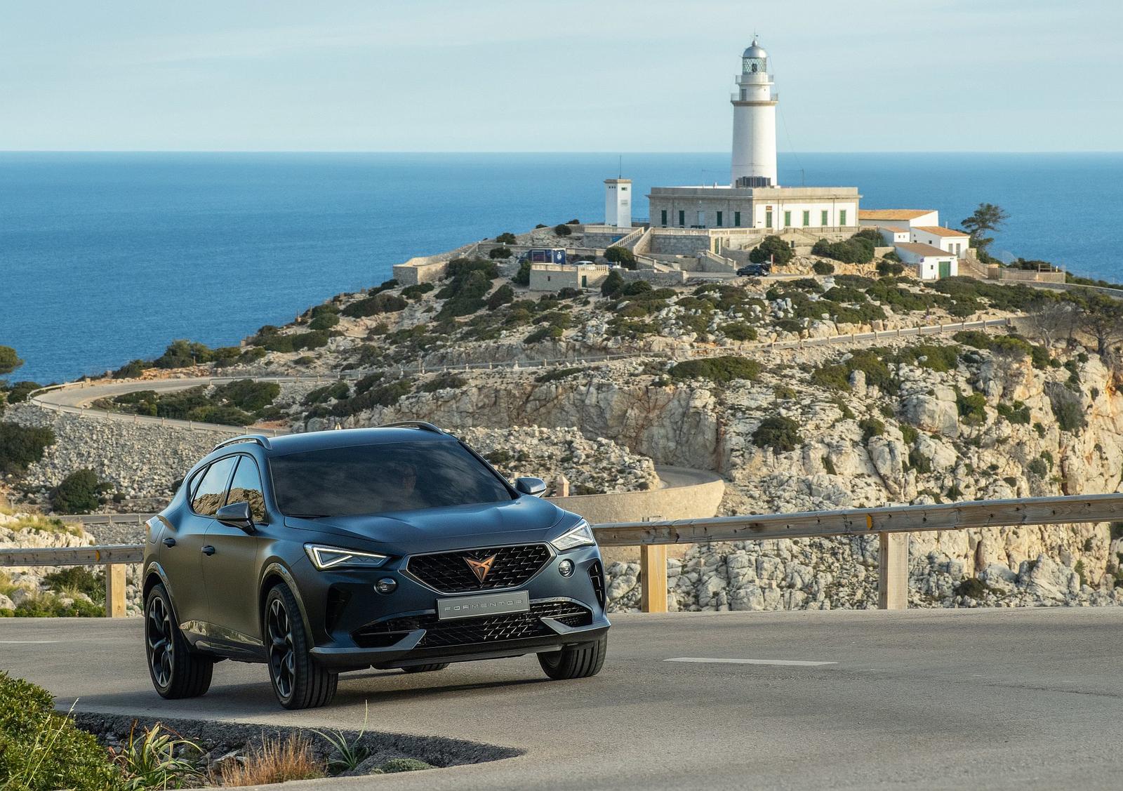 The-CUPRA-lighthouse_01_HQ