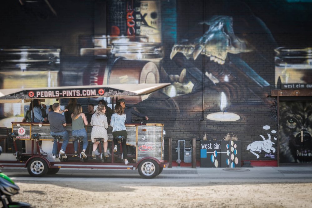 food-truck-graffiti-pedal-bar-2056956