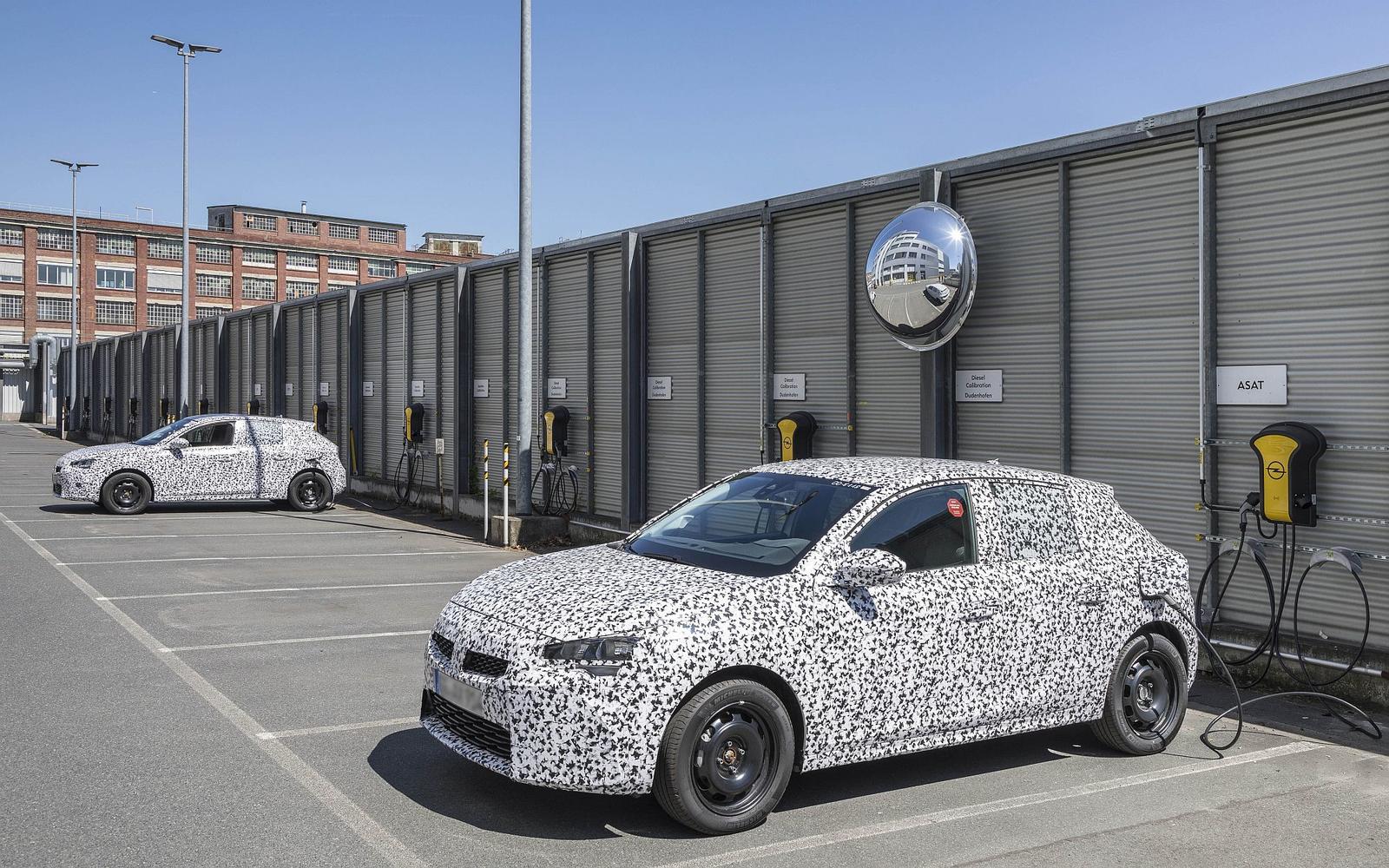Ladesäulen bei Opel in Rüsselsheim, Gebäude N38, Corsa E