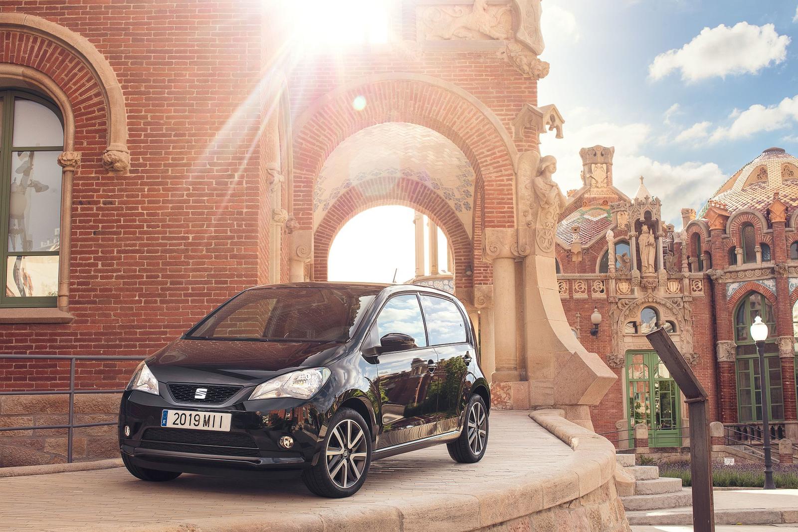 SEAT recharges city driving with the Mii electric EMBARGO 09h30 UK 040619 (10)