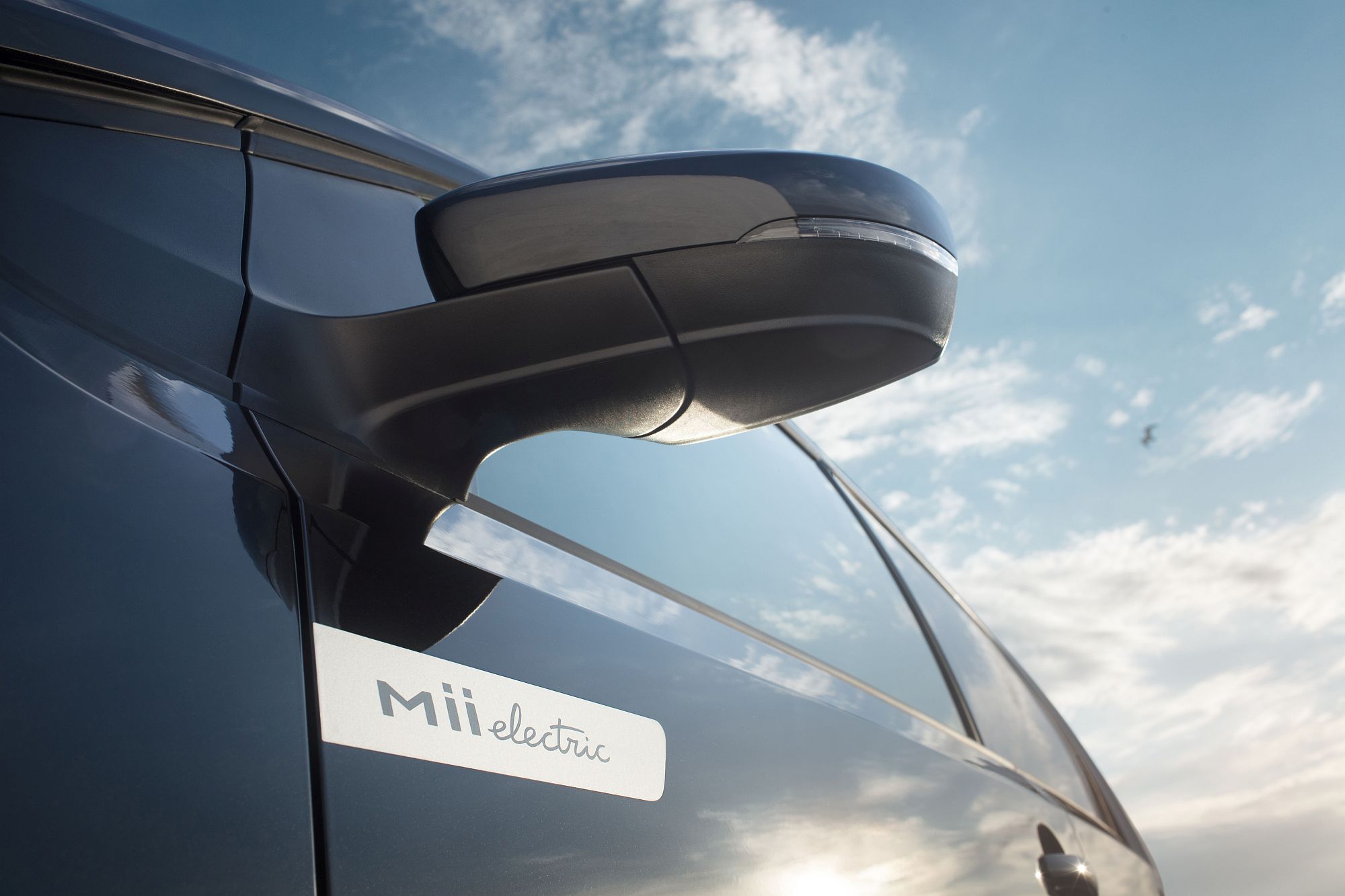 SEAT recharges city driving with the Mii electric EMBARGO 09h30 UK 040619 (2)
