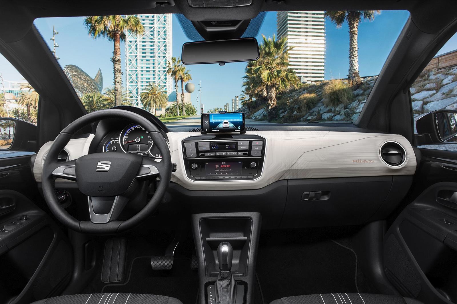 SEAT recharges city driving with the Mii electric EMBARGO 09h30 UK 040619 (3)