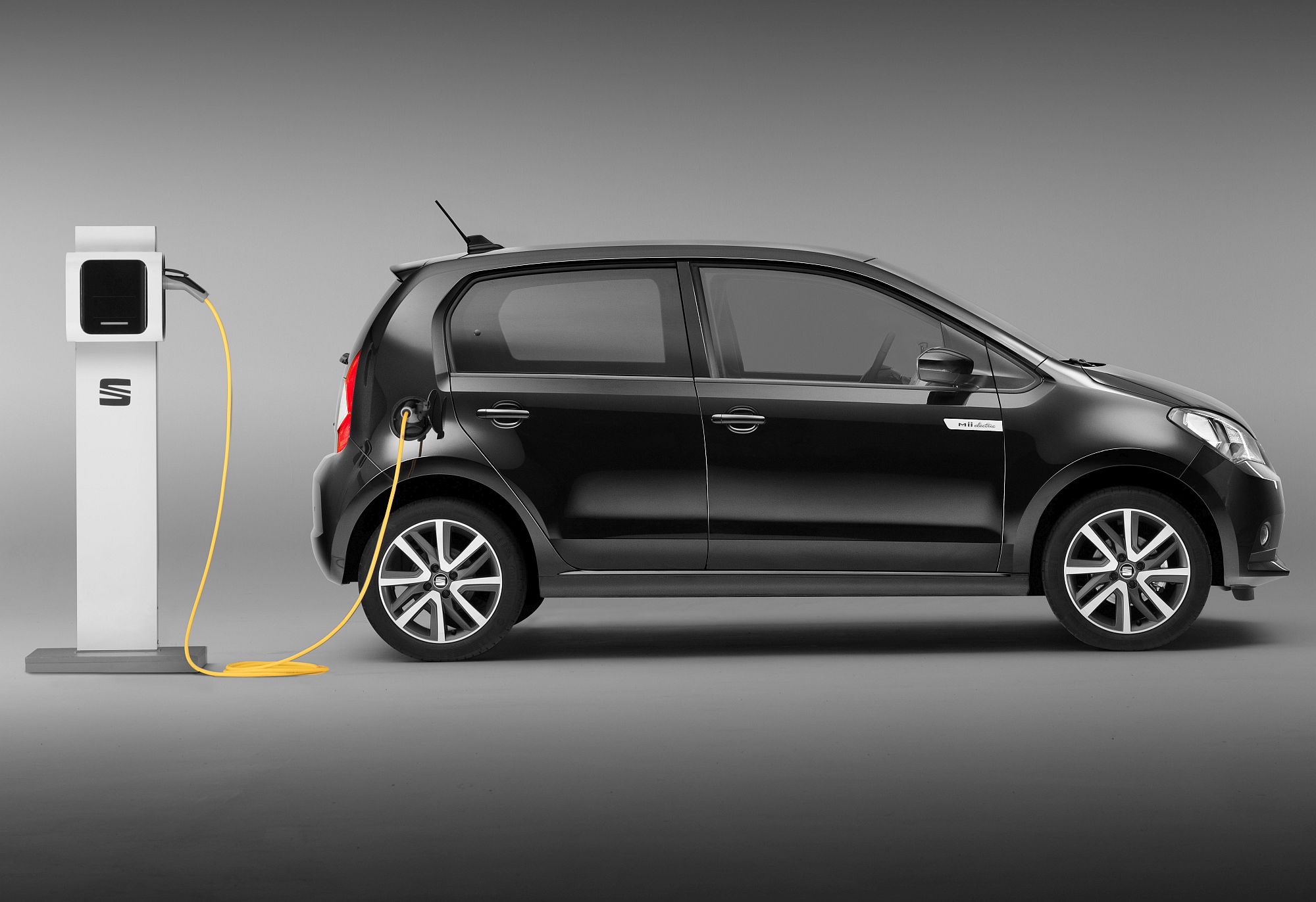 SEAT recharges city driving with the Mii electric EMBARGO 09h30 UK 040619 (7)