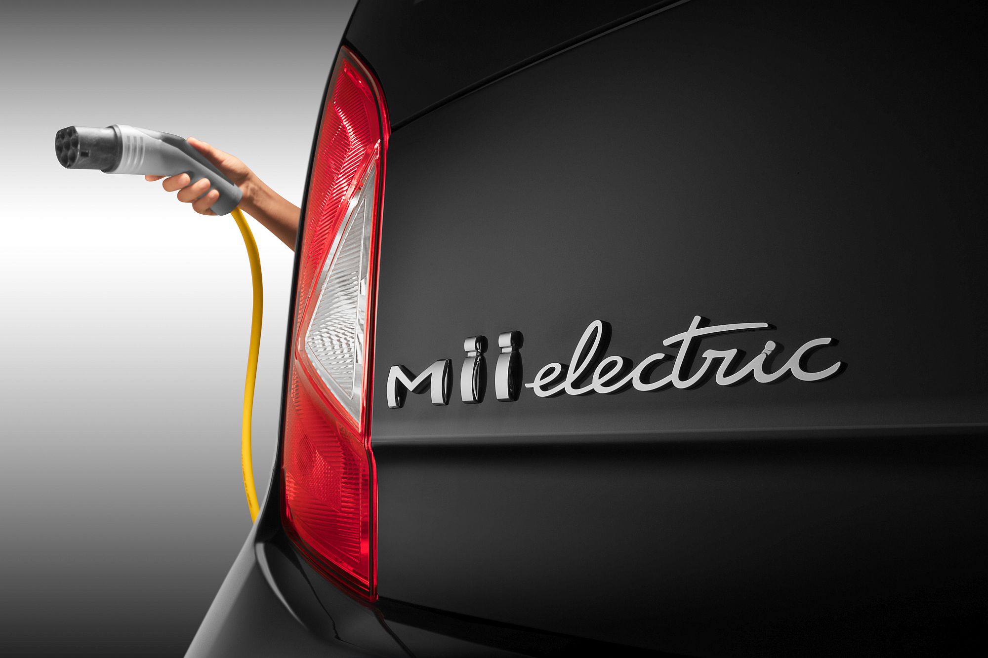 SEAT recharges city driving with the Mii electric EMBARGO 09h30 UK 040619 (8)