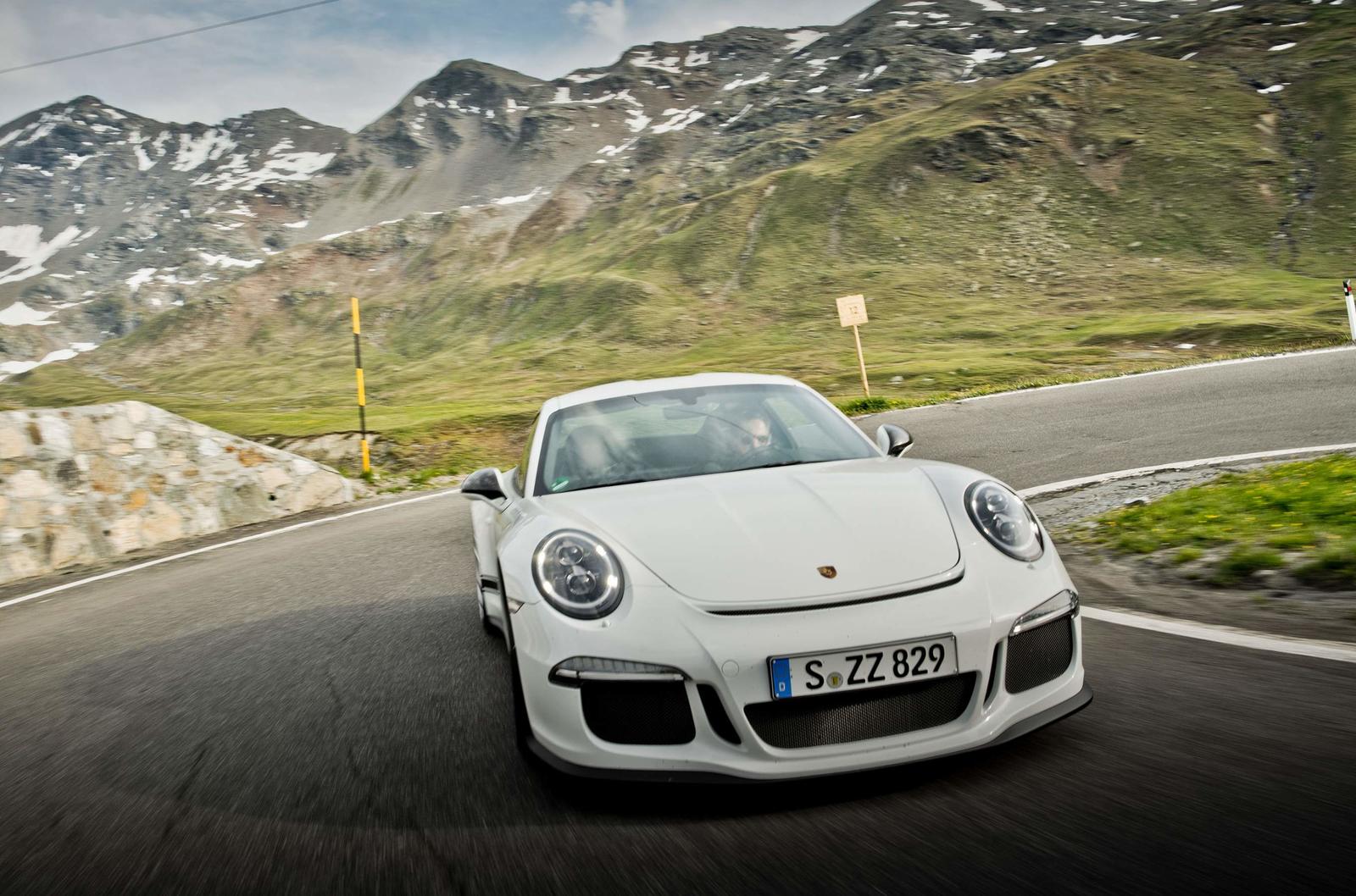 1058358_911_r_porsche_drive_stelvio_2017_porsche_ag
