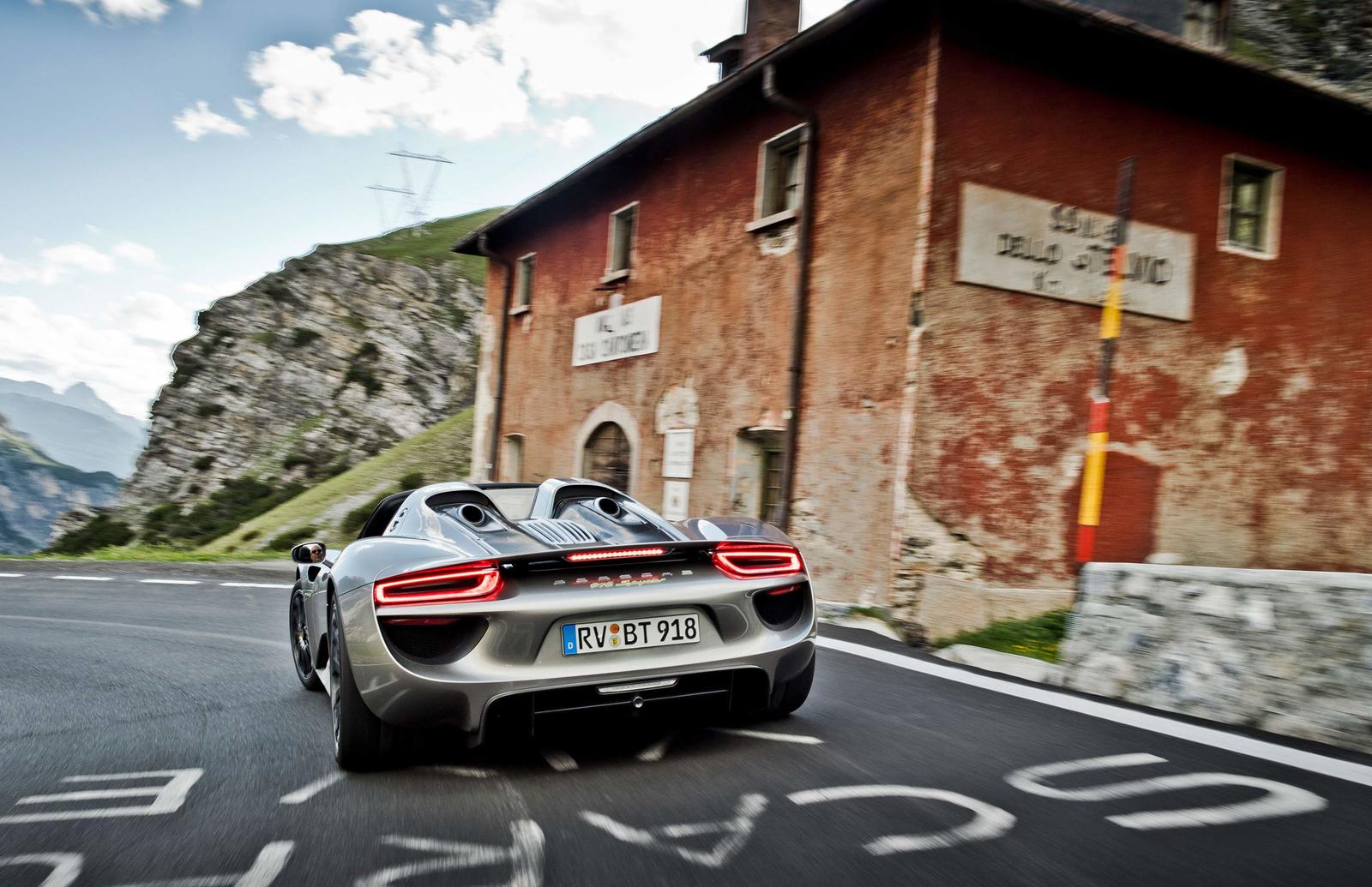 976676_918_spyder_porsche_drive_stelvio_2017_porsche_ag