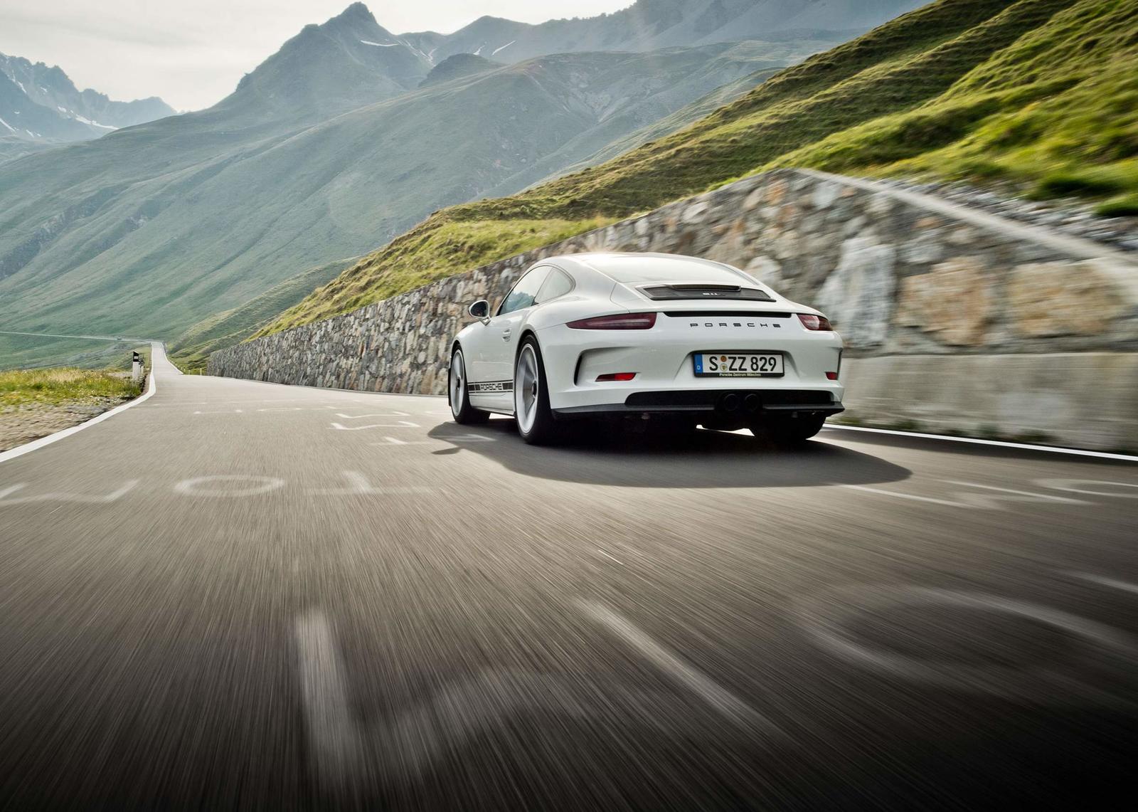 997748_911_r_porsche_drive_stelvio_2017_porsche_ag