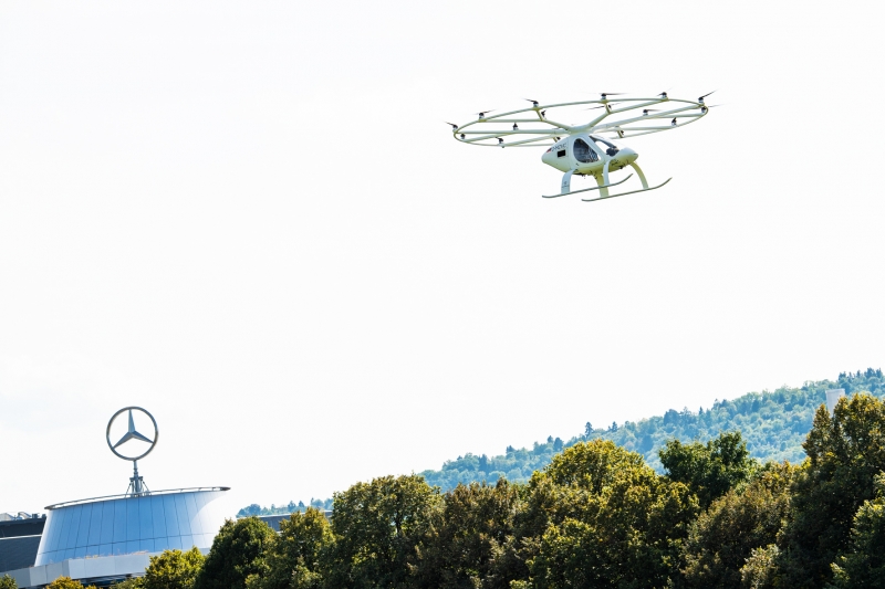 Exklusiv vor dem Mercedes-Benz Museum in Stuttgart: Erster erfolgreicher urbaner Flug des Volocopter in Europa.

Stuttgart sees first urban flight of Volocopter in Europe