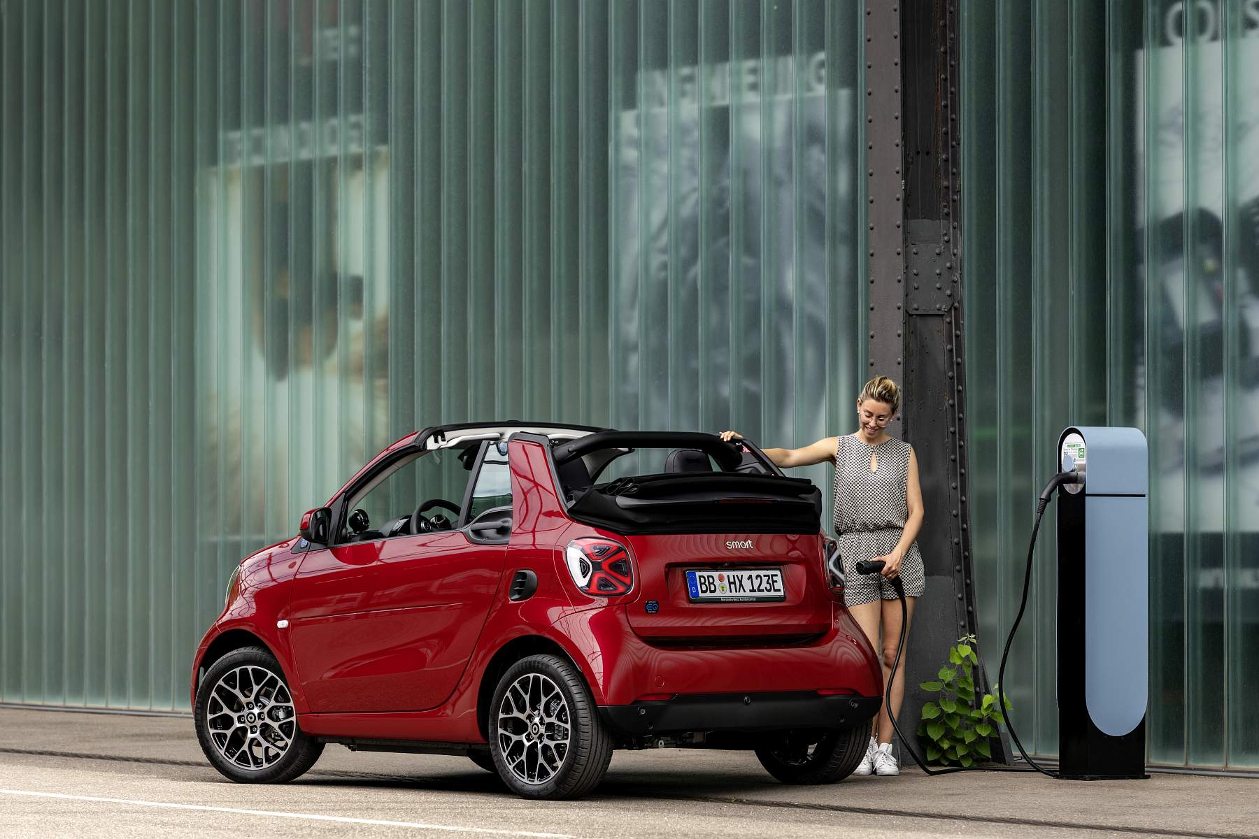 Die neue Generation: smart EQ fortwo cabrio

The new generation: smart EQ fortwo cabrio