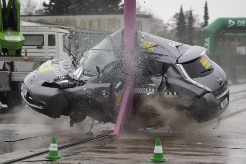 1 nissan-leaf-crash-75-km-h-1-593×420