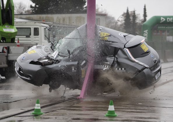 1 nissan-leaf-crash-75-km-h-1-593×420