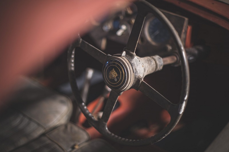 1954-Jaguar-XK120-FHC-steering-wheel-2000×1331