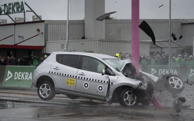 3 nissan-leaf-crash-84-km-h-1-671×420