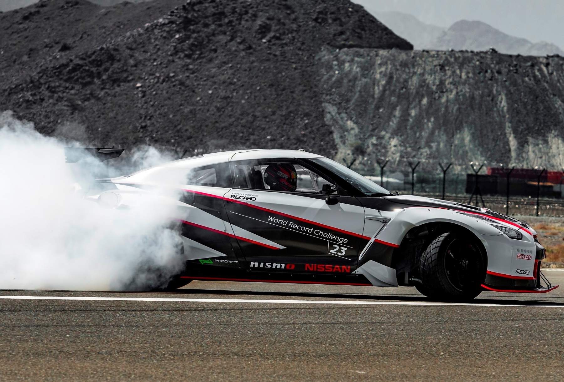 Nissan GT-R Breaks the GUINNESS WORLD RECORDS title