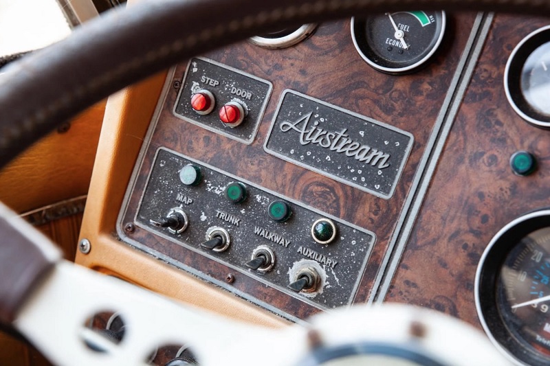 Airstream-Excella-280-Motorhome-Buttons