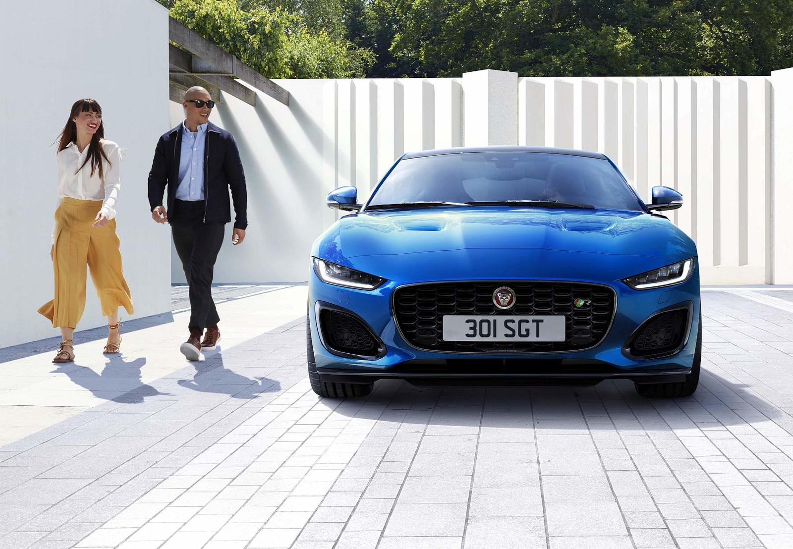 Jag_F-TYPE_21MY_Reveal_Image_Lifestyle_VelocityBlue_02.12.19_01
