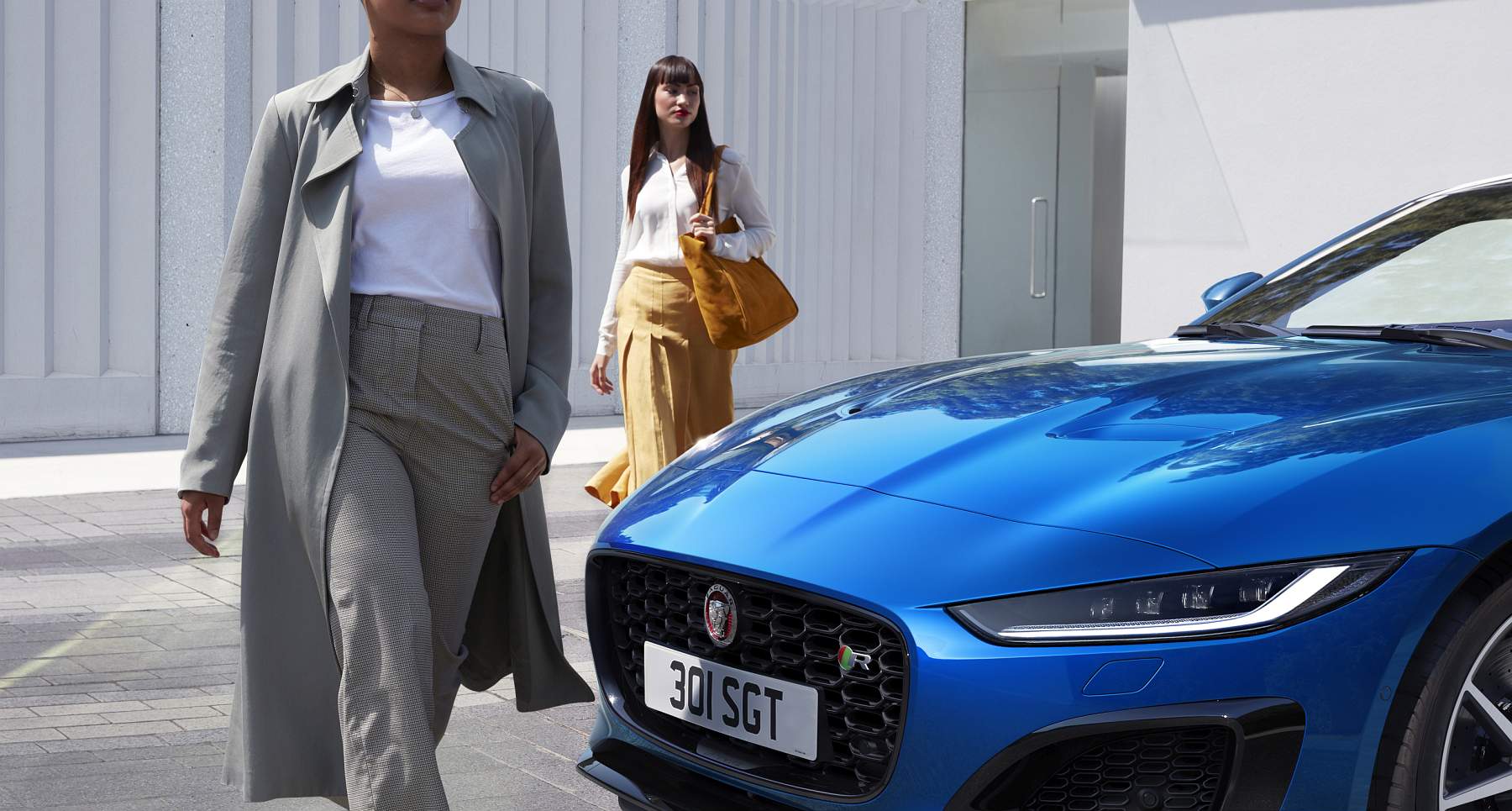 Jag_F-TYPE_21MY_Reveal_Image_Lifestyle_VelocityBlue_02.12.19_02