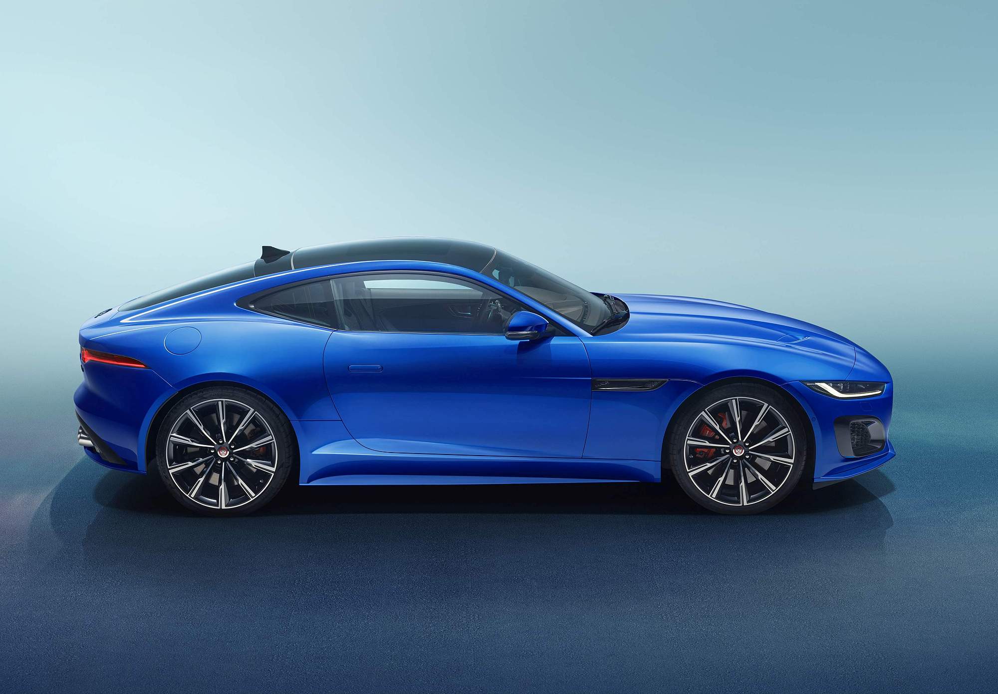 Jag_F-TYPE_R_21MY_Image_Studio_Exterior_Velocity_Blue_02.12.19_04