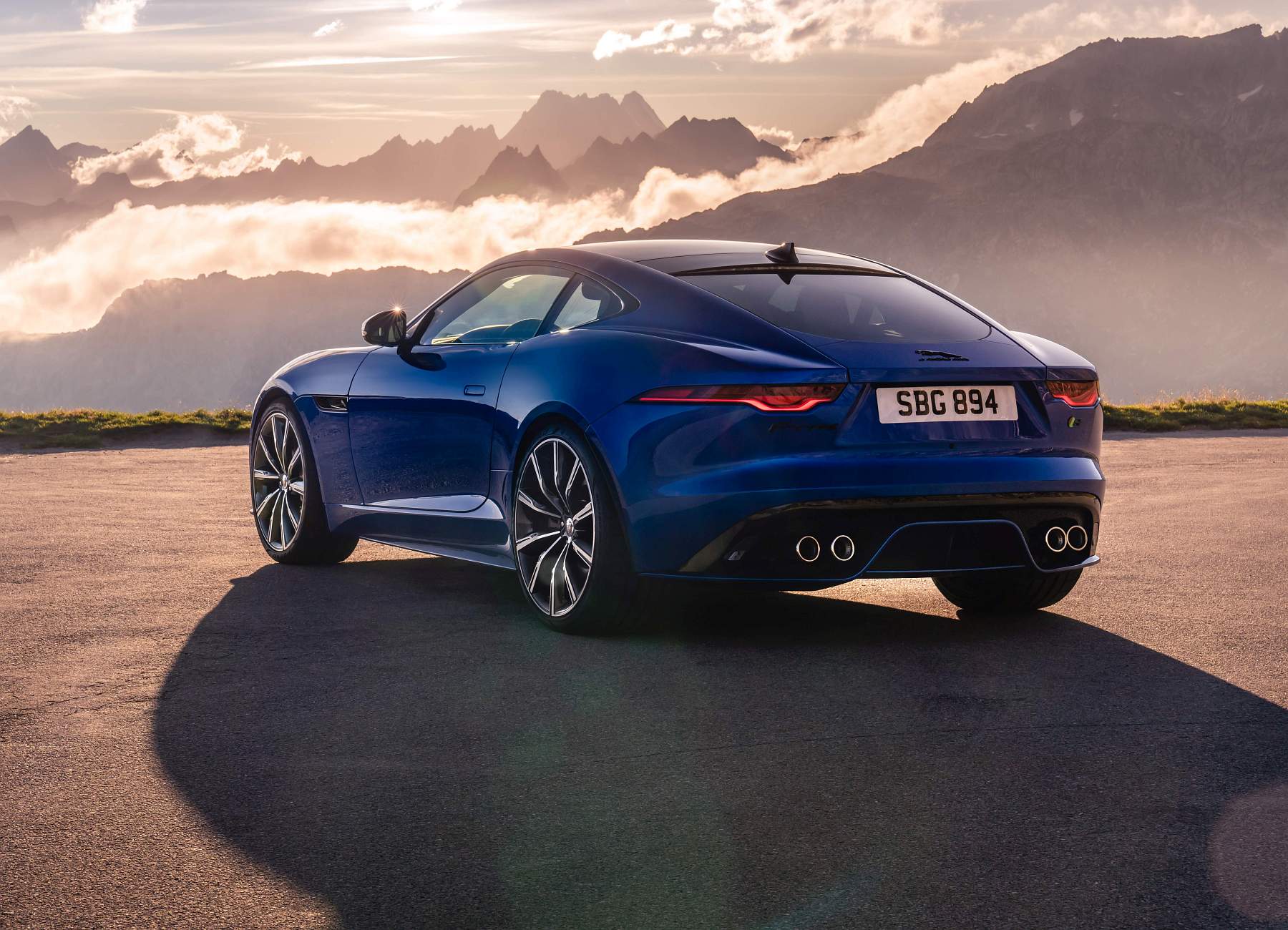 Jag_F-TYPE_R_21MY_Velocity_Blue_Reveal_Switzerland_02.12.19_02