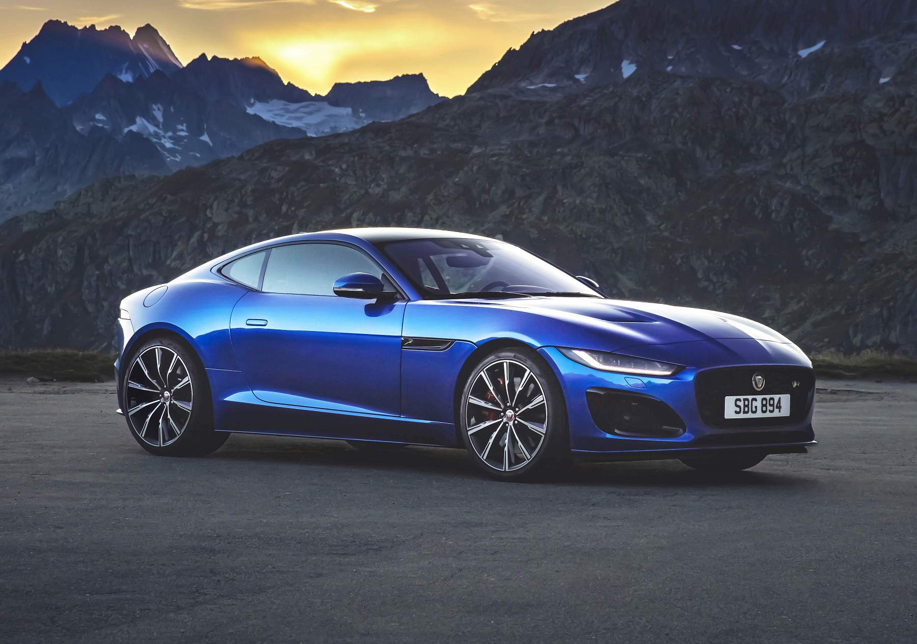 Jag_F-TYPE_R_21MY_Velocity_Blue_Reveal_Switzerland_02.12.19_03