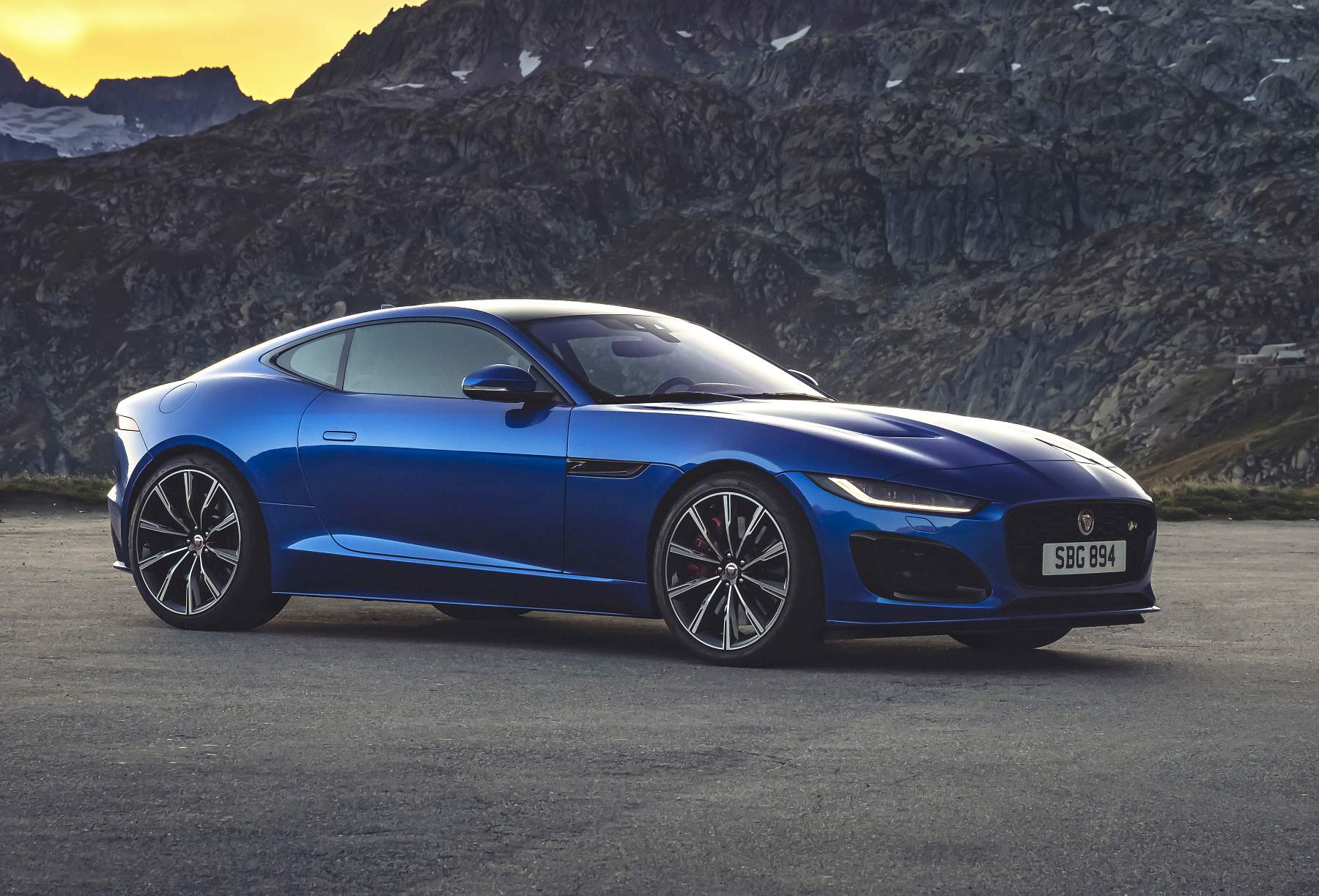 Jag_F-TYPE_R_21MY_Velocity_Blue_Reveal_Switzerland_02.12.19_04