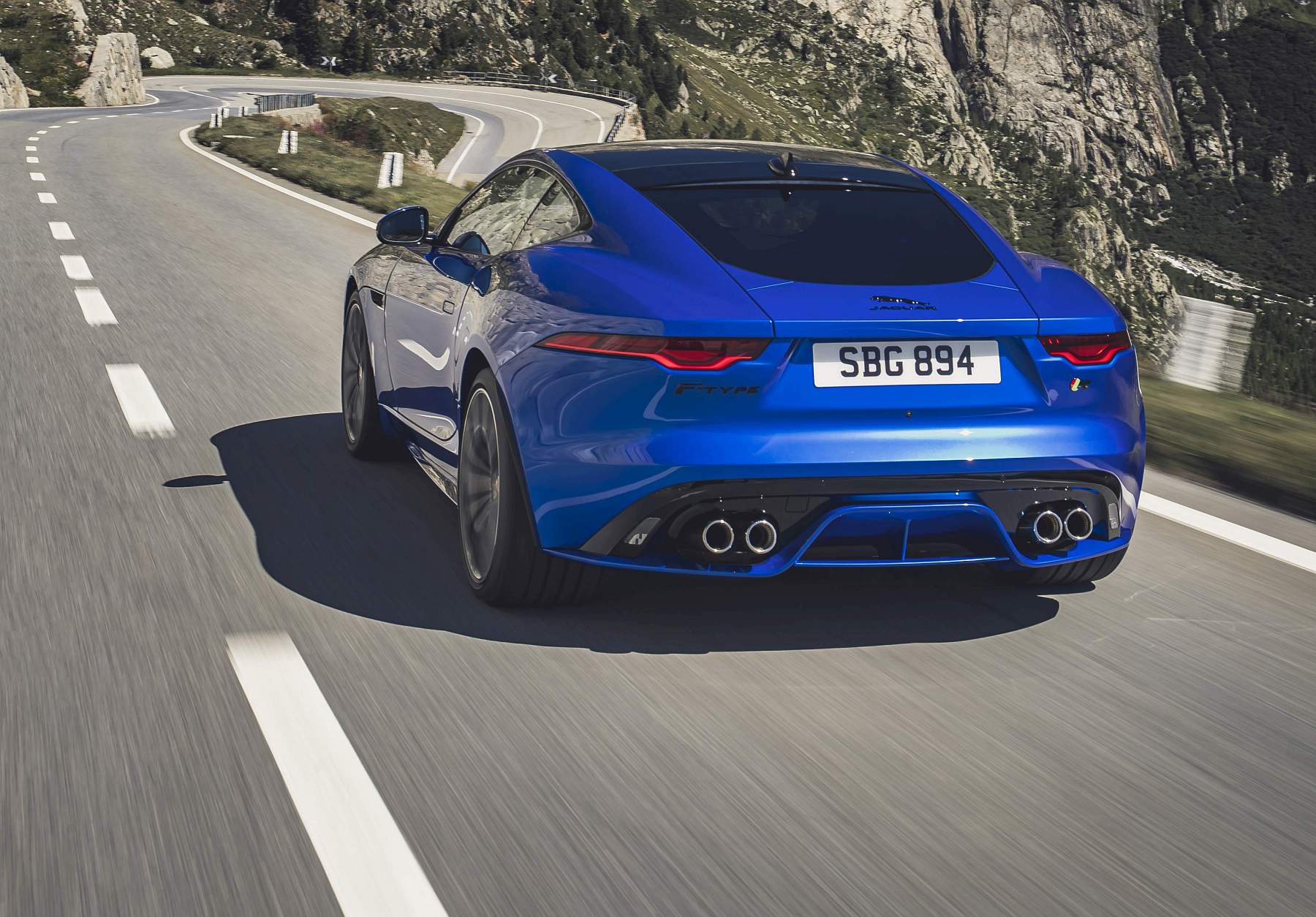 Jag_F-TYPE_R_21MY_Velocity_Blue_Reveal_Switzerland_02.12.19_09
