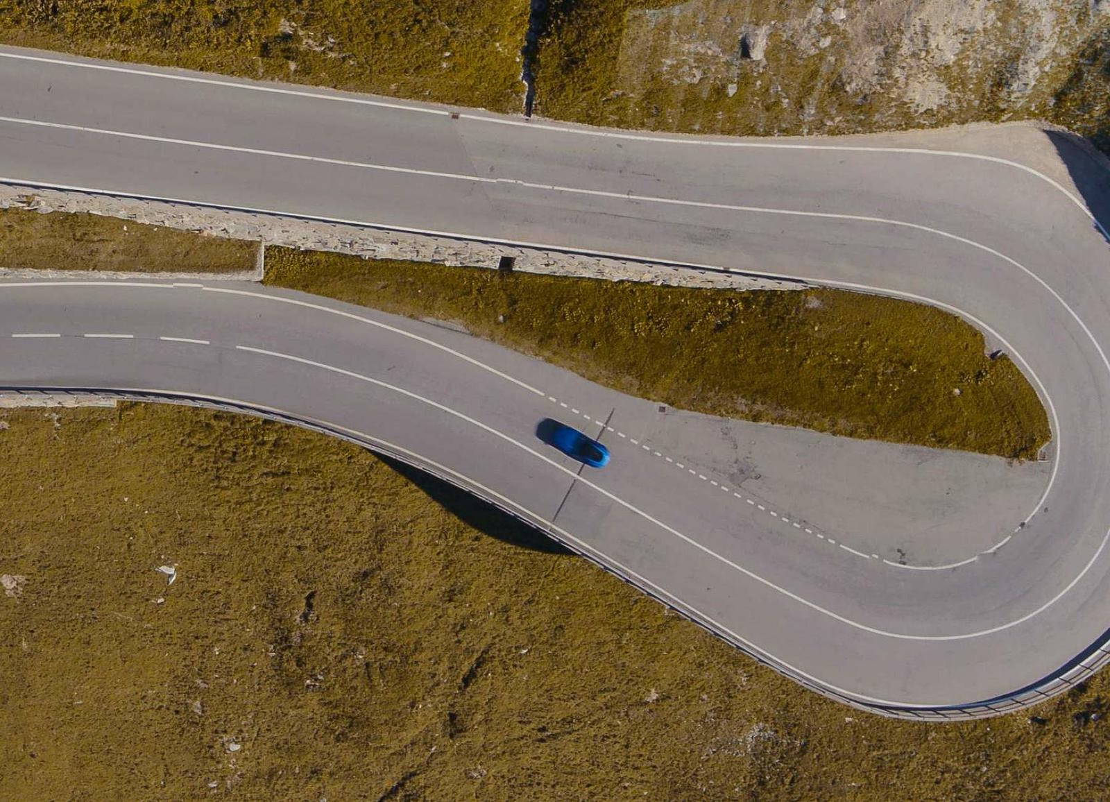 Jag_F-TYPE_R_21MY_Velocity_Blue_Reveal_Switzerland_02.12.19_11