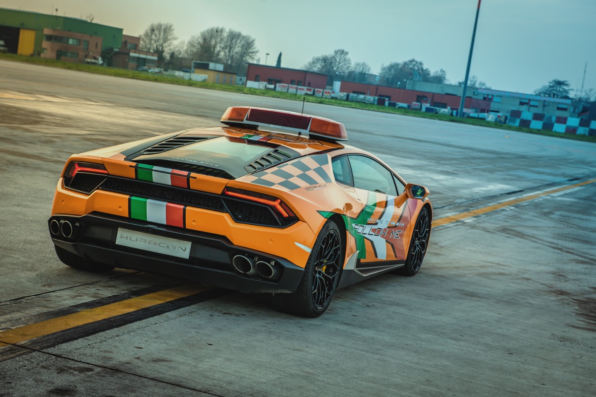 Lamborghini-Huracan-RWD-Follow-Me-per-l’Aeroporto-di-Bologna-12