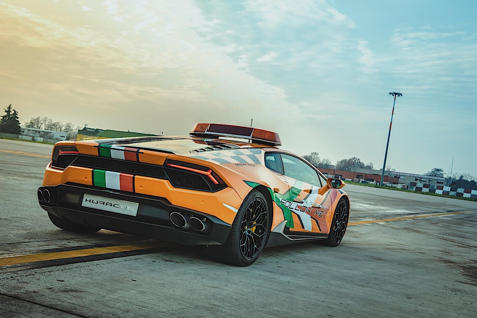 airplanes-to-chase-a-lamborghini-huracan-down-the-runway-in-bologna-italy_3